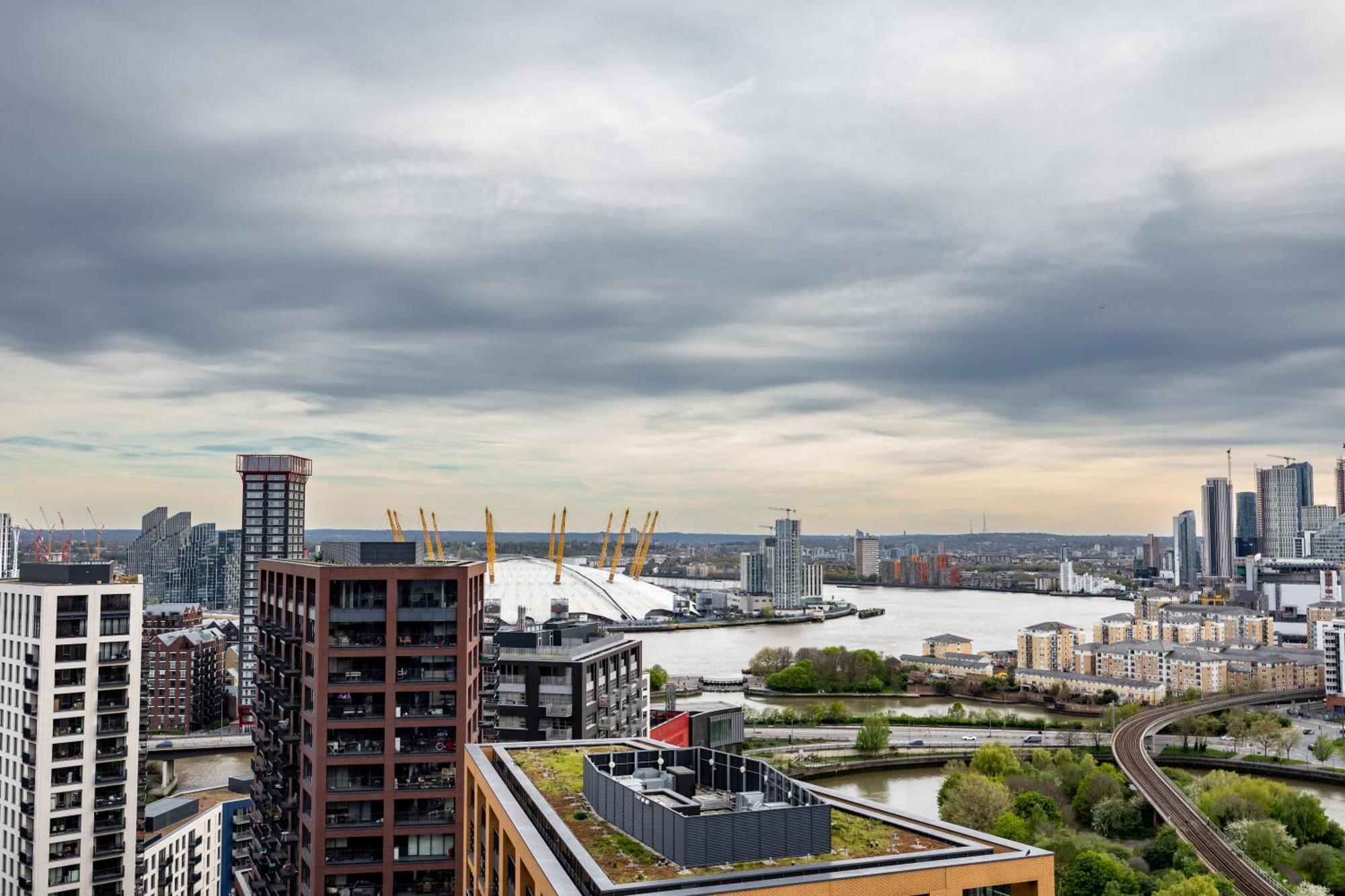 Apartment Luxury & Spacious 2 Bedroom Apt With City Views London